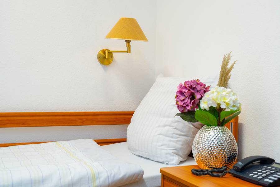 Gemütliches Bett im Pflegezimmer